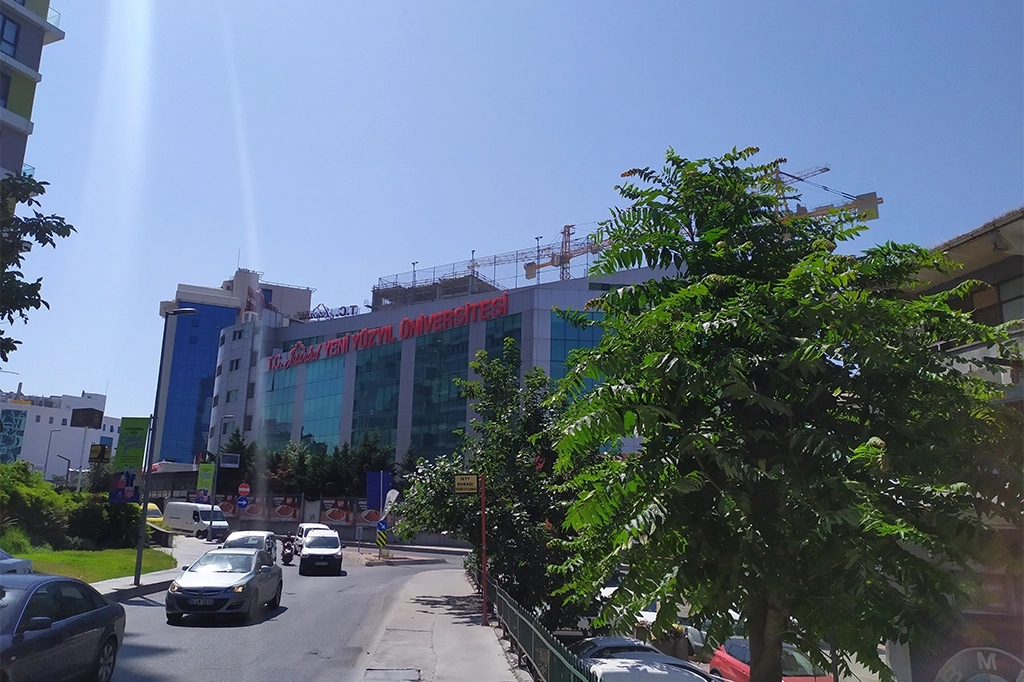 معلومات عن جامعة يني يوزيل