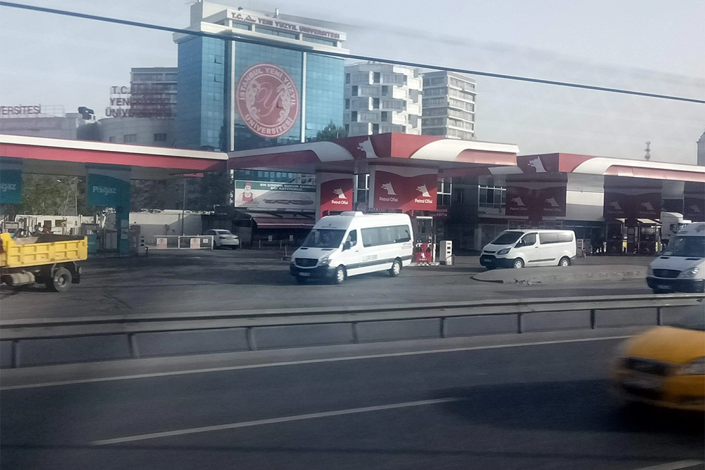 معلومات عن جامعة يني يوزيل