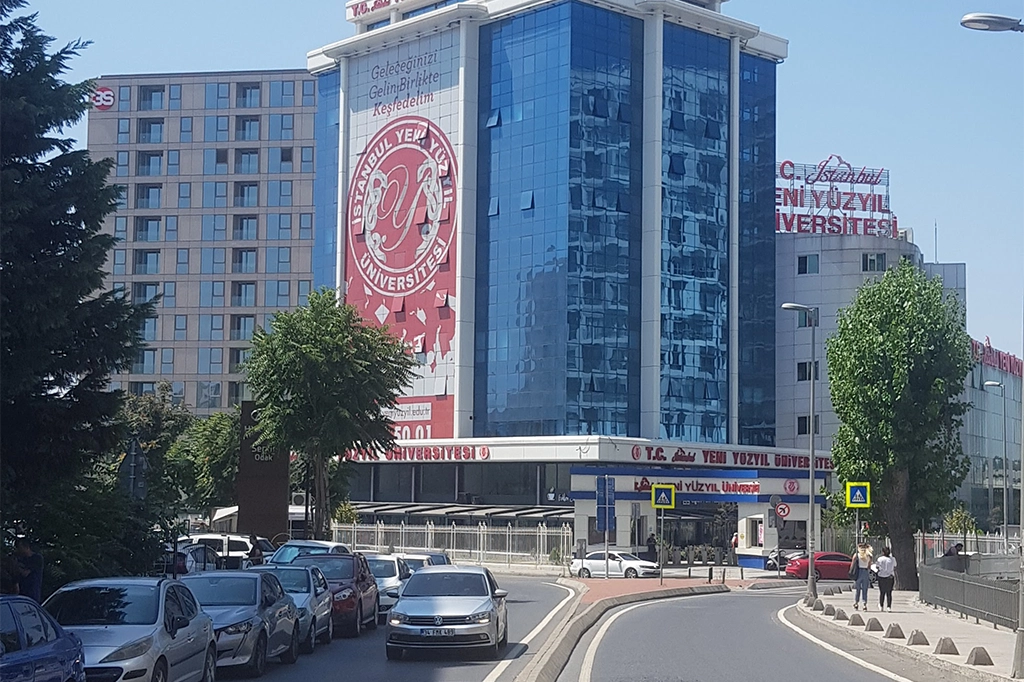 معلومات عن جامعة يني يوزيل